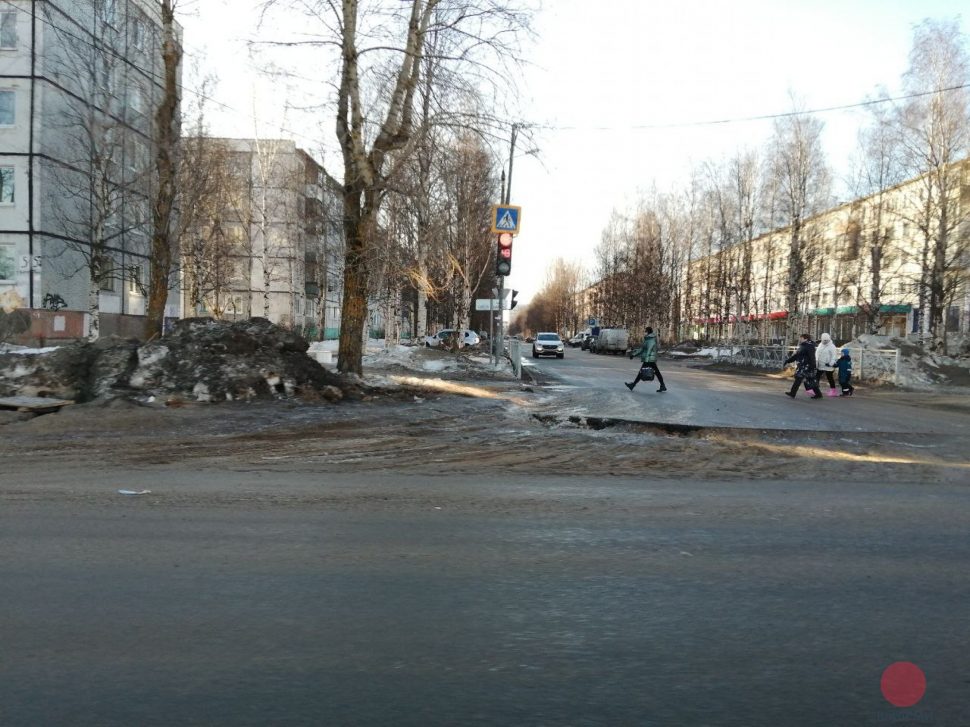  В Северодвинске после ремонта коммуникаций на дороге остались ямы